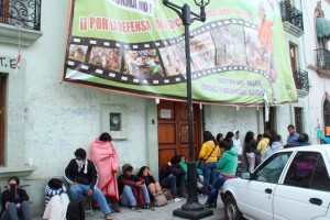 Los estudiantes cerraron la calle Armenta y L�pez frente a las oficinas de la Secci�n 22, ubicadas e