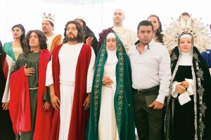 Algunos de los personajes que participan en la 171 representacin de la Pasin de Cristo en Iztapala