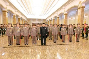 Kim Jong-il y la plana mayor del Ejrcito norcoreano, en su visita el Palacio Kumsusan del Sol en el
