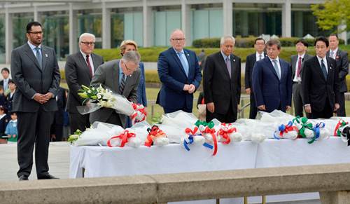 Antes de la reunin, los cancilleres de los estados miembro del NPDI visitaron el memorial y el muse