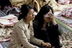 Familiares lloran angustiados mientras esperan noticias nuevas sobre los desaparecidos en el hundimi