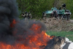 Carros blindados con soldados de elite ucranianos avanzaron a medioda sobre la ciudad rebelde y des