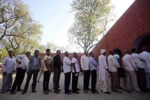 Varias personas esperan su turno para ejercer su derecho al voto en un colegio electoral en la local