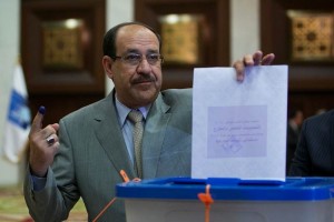 El primer ministro de Irak, Nouri al-Maliki, emite su voto, en una casilla electoral