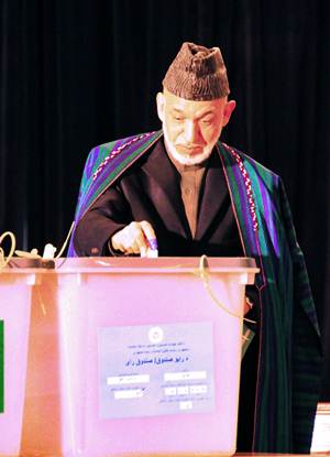 Tras emitir su voto, Hamid Karzai expres su deseo de que 