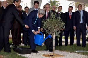 Tras la reunin Kerry procedi a realizar la ceremonia de plantacin del rbol de la amista