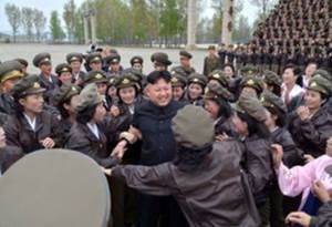 Segn los medios norcoreanos, las mujeres rodearon a Kim Jon-un, intentaron tocarlo y lloraron hist