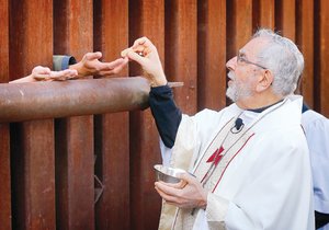 Celebran misa en la frontera en favor de los migrantes