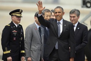 El presidente de Estados Unidos saluda a la multitud presente a su llegada a la base area de Osan