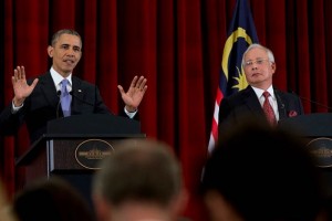 Barack Obama brind una rueda de prensa conjunta con el primer ministro de Malasia, Najib Razak (d)