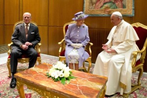 Dialogan Francisco y la Reina Isabel II