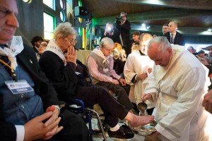 El papa Francisco lavo los pies de 12 discapacitados, entre ellos Anglica, de 86 aos de edad, y en