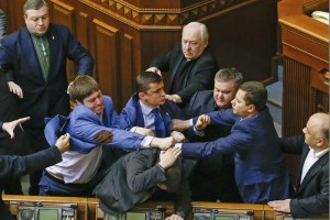 Resuelven diferencias en Parlamento a golpes