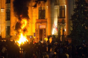 Manifestantes prorusos incendian neumticos cerca al ocupado edificio administrativo regional en Jr