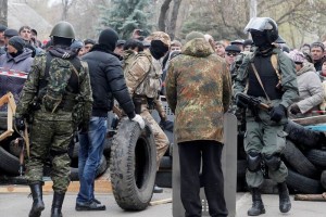 Hombres armados y con ropas camufladas tomaron una comisara en al ciudad de Slaviansk