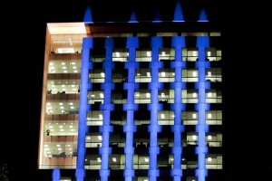 El edificio de la canciller�a tambi�n se ilumin� de azul