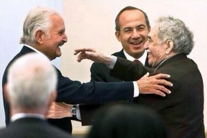El ex presidente Felipe Caldern subi en redes sociales esta foto donde aparece con los escritores 