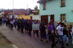 Un grupom de colonos march� en San Crist�bal de las Casas, Chiapas, para exigir la recuperaci�n de u