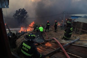 Bomberos y brigadistas luchan para apagar los nuevos focos de incendio en Valparaso