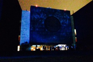 La fachada del Palacio Legislativo de San L�zaro se ilumin� de azul esta noche en el marco de los ac