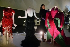 Glamour italiano llega a museo de Londres Una mujer posa junto a unos vestidos expuestos en el Victoria and Albert Museum en Londres (Reino Un