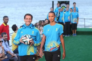 El Mundial llev a la pasarela carioca el estreno de los uniformes que usarn los 14 mil voluntarios