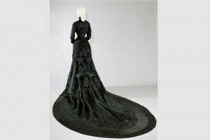 PIEZAS. Las colas negras se cosan a la capa con el fin de conseguir una mayor exclusividad .
Sombreros, di