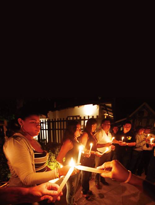 Habitantes de esa localidad encienden velas frente a la casa natal del escritor