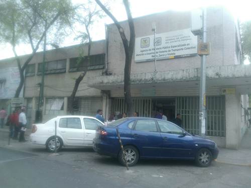 Familiares de los j�venes detenidos esperan noticias a la afueras del MP ubicado en las calles Zarco