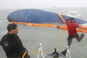Rescatistas surcoreanos se acercan al ferry en busca de sobrevivientes