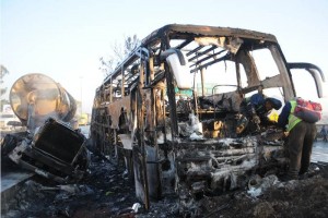 Hroe evita nueva tragedia en autobs Una pipa choc contra un camin torton mal orillado y luego se impact en la parte posterior del aut