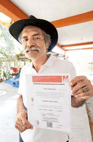 Manuel Mireles muestra su carta de antecedentes no penales, un documento otorgado el 28 de marzo por