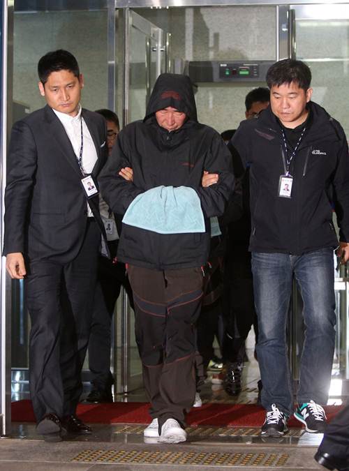 El capitn del ferry, Lee Jun-seok, es trasladado por la polica, que lo detuvo en Mokpo, al sur de 