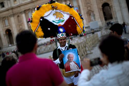David Contreras, mexicano, sostiene un retrato del papa  Juan Pablo II, en la Plaza de San Pedro, en