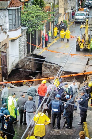Atribuyen a sismos fuga de agua y socavn en Iztapalapa