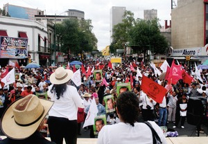 Maestros realizan marcha en su da