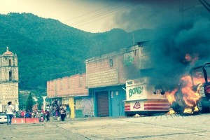 Hasta el momento dos patrullas han sido incendiadas en la carretera Naucalpan- Ixtlahuaca, por pobla