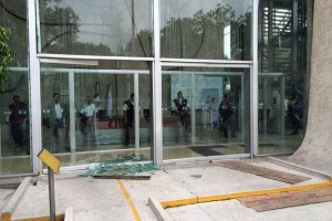 Integrantes del Frente Autntico del Campo rompieron un vidrio de la Secretara de Economa