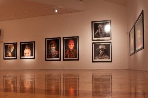 En el trabajo de Milló resaltan la pigmentación del cuerpo de sus modelos, sin que por ello pierda