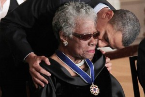 Barack Obama besando a la autora norteamericana despus de entregarle la Medalla de la Libertad en 2