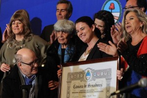El dibujante argentino recibiendo en el senado de su pas el premio 