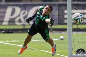 "Chicharito" Hernndez no sabe si seguir en el United Durante las prcticas de este mircoles