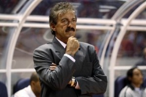 El entrenador acept� que se confront� con la pod�loga, aunque cay� en ambig�edades al explicar lo qu