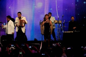 Visitas "angelicales" y baile llenan la noche en Acapulco La cumbia de Los ngeles Azules puso a bailar a los asistentes