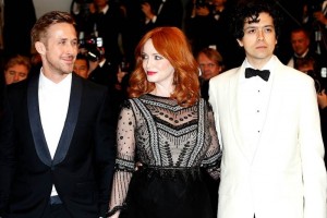 Gosling junto a los actores Christina Hendricks y Geoffrey Arend en Cannes
