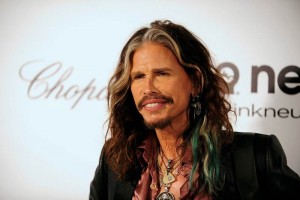 Tyler se anim� a unirse a la interpretaci�n que estaban realizando de la canci�n dos artistas callej