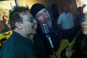 Bono, The Edge (guitarra) y Larry Mullen (batera) se echaron un 'palomazo' ante la sorpresa de la g
