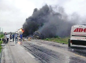 Choca con pipa en Tabasco; mueren 10 Choca con pipa en Tabasco; mueren 10