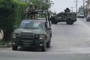 Calle Circuito Independencia citiada por militares luego de la jornada violenta de este da que dej