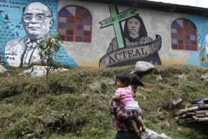 Fuentes oficiales informaron adems de una docena de heridos en la comunidad zapatista